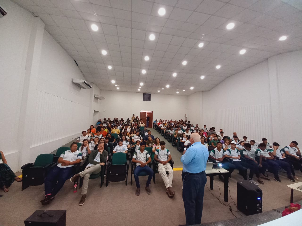 Conselheiro da ACFor palestra sobre o uso da economia circular para acabar com os lixões
